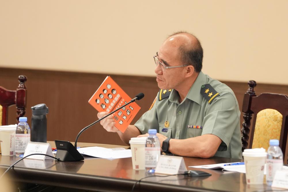 全民防衛動員署署長廖中將分享《全民安全指引》內容，說明政府推動全社會防衛韌性的相關作為。（軍聞社記者莊家豪攝）