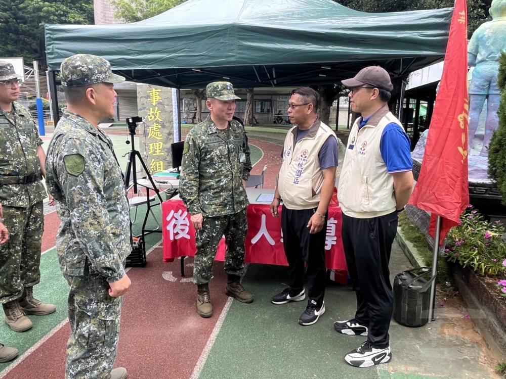 劉指揮官感謝後備輔導幹部協助教召整備。（後備指揮部提供）
