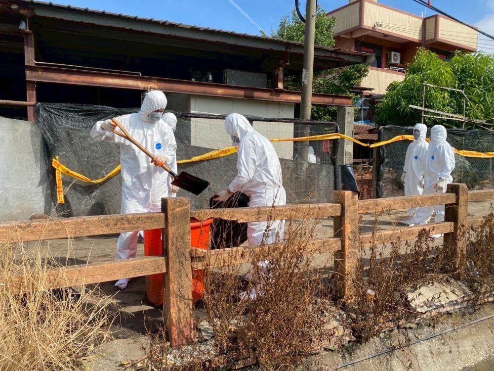 官兵31日上午持續執行環境清潔,以利後續消毒作業進行。(陸軍第十軍團提供) 官兵31日上午持續執行環境清潔,以利後續消毒作業進行。(陸軍第十軍團提供)