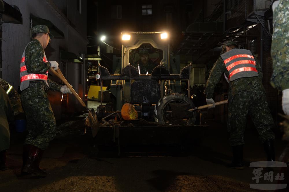 53工兵群官兵將廢棄物集中加速清運。（軍聞社記者吳東昇攝）