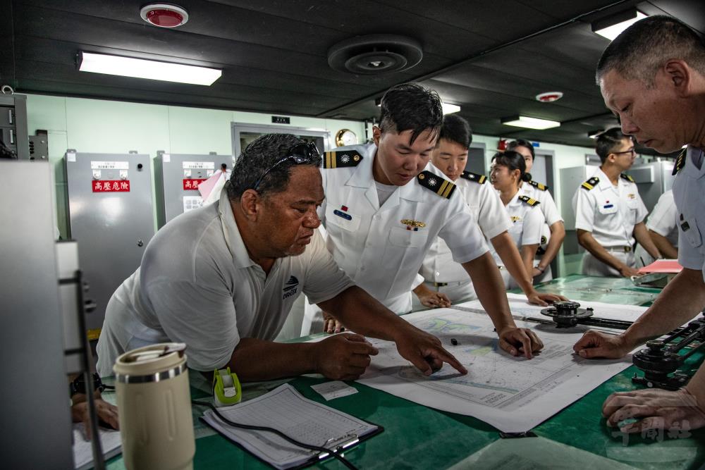 透過與領港的協作與經驗交流，不僅提升官兵專業能力，更展現我國海軍專業職能。（軍聞社記者王茗生攝）