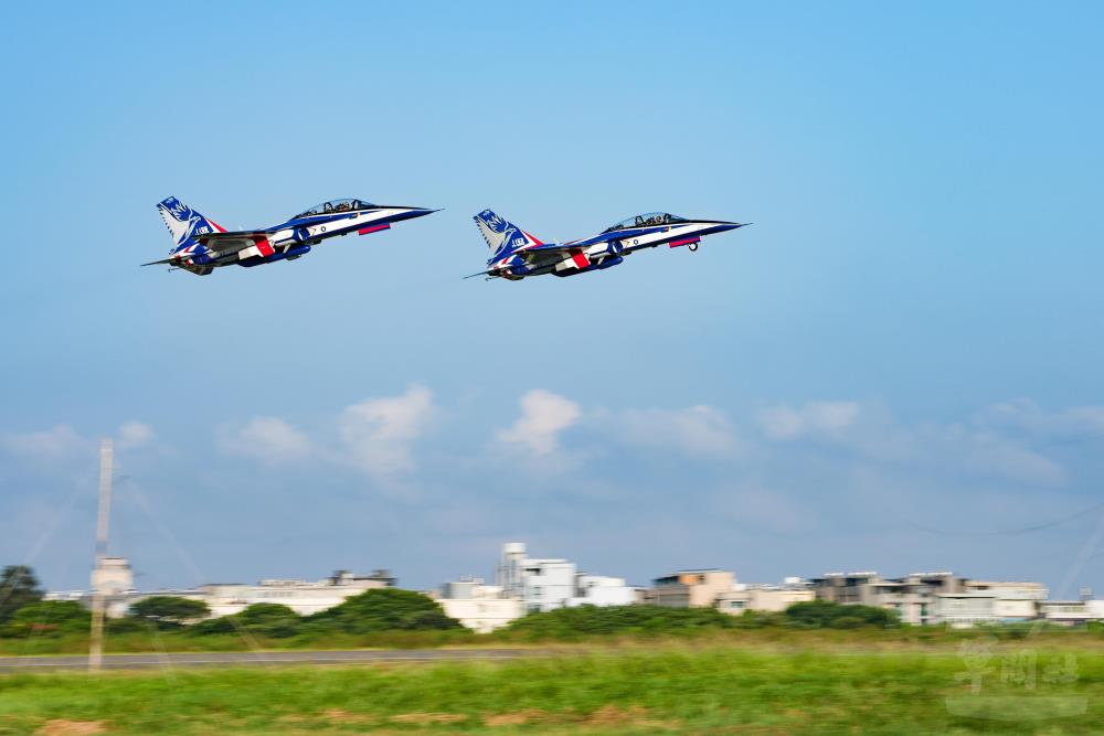 勇鷹高教機起飛。（軍聞社記者黃劭恩攝）