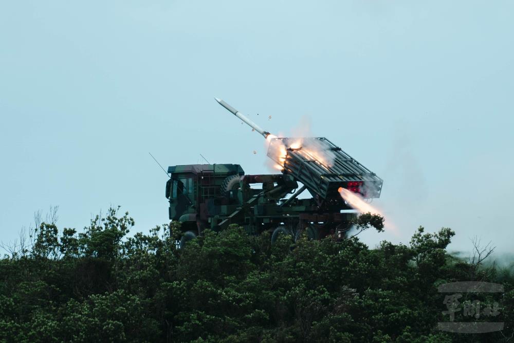 雷霆2000對海面目標實施射擊。（軍聞社記者林庭暉攝）