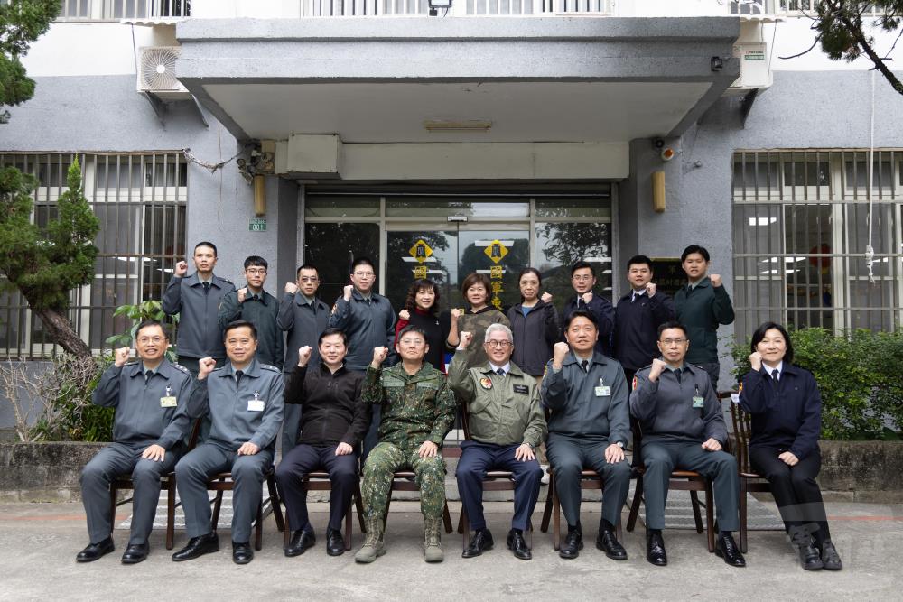 徐副部長慰勉東部駐軍　提前祝賀佳節愉快