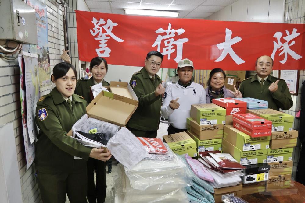 林上校也率隊前往光復鄉辦理「捐鞋送暖」公益行動。（憲兵指揮部警衛大隊提供）