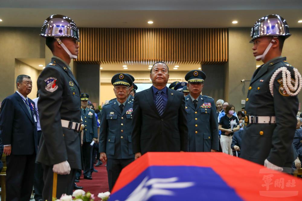 前輔導會主委許歷農告別式　柏副部長致祭弔唁