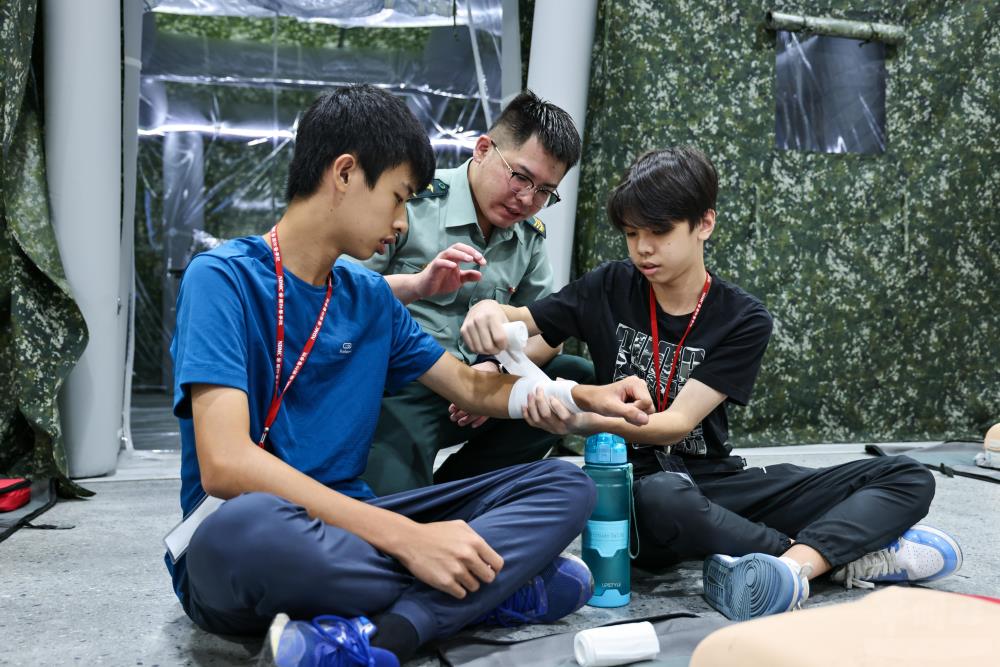 醫學戰傷救護營　實作學習急救技能
