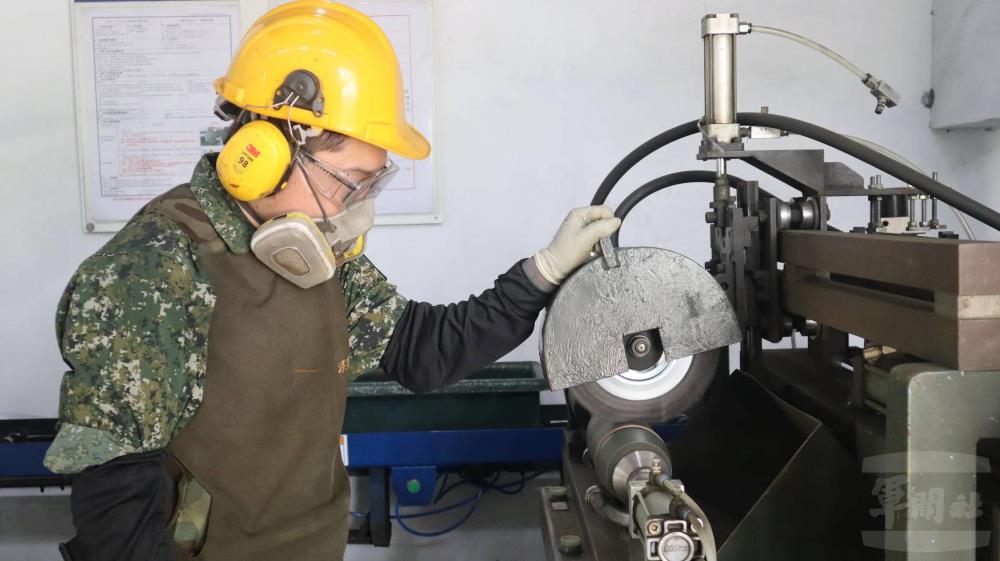 官兵執行彈體除鏽作業。（番社彈藥整修所提供）