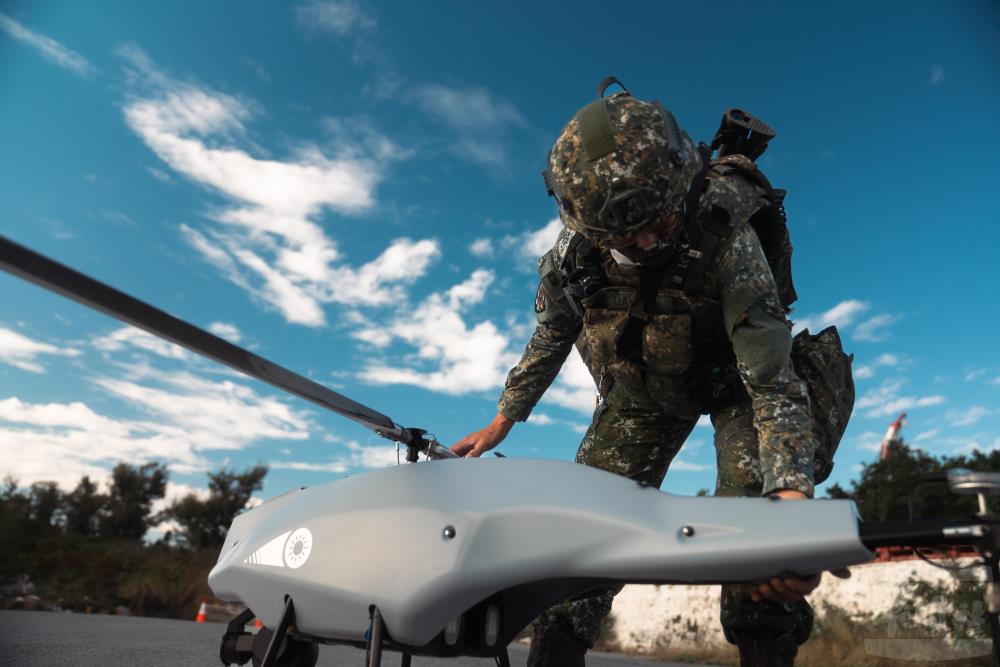 333旅官兵針對戰術近程無人機執行起飛前檢查。（軍聞社記者文仁攝）