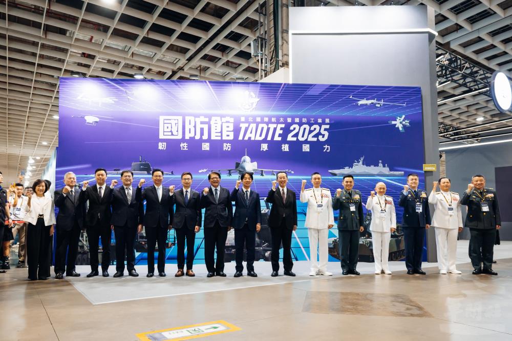 賴總統19日前往南港展覽館一館參觀「2025臺北國際航太暨國防工業展」。（軍聞社記者吳東昇攝）
