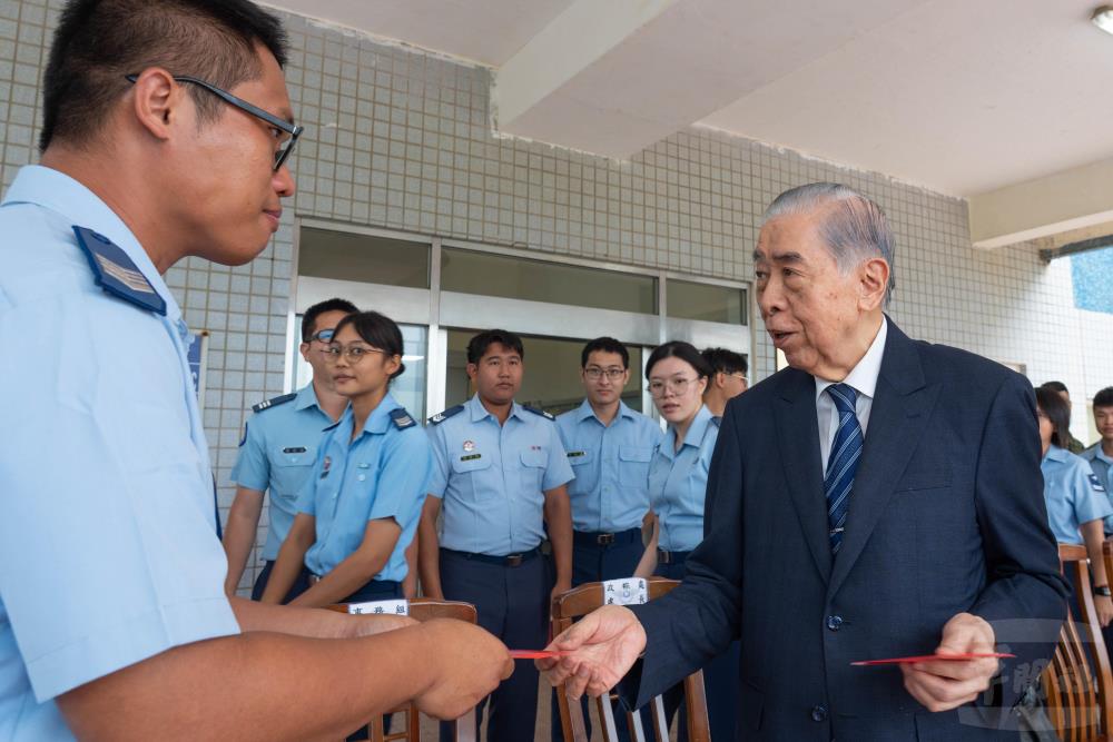 李榮譽理事長親切慰問每位官兵。（軍聞社記者李恬恬攝）