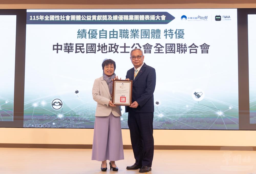 劉部長頒獎表揚績優自由職業團體特優獎狀。（軍聞社記者吳柏融攝）