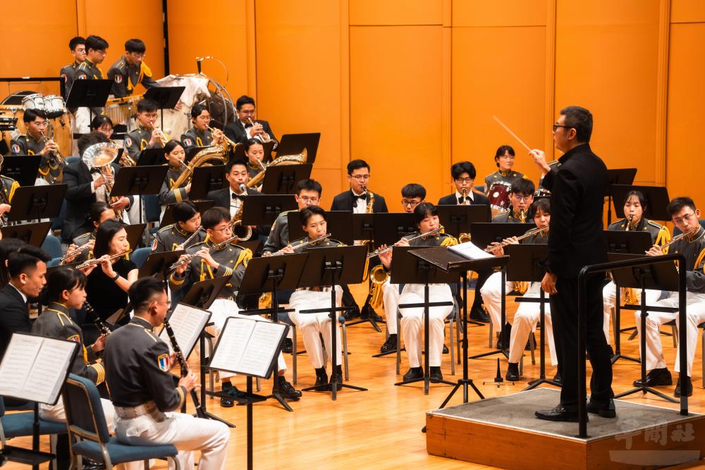 國防大學管理學院軍樂隊與國立臺灣交響樂團共同演出精彩曲目。（軍聞社記者文仁攝）