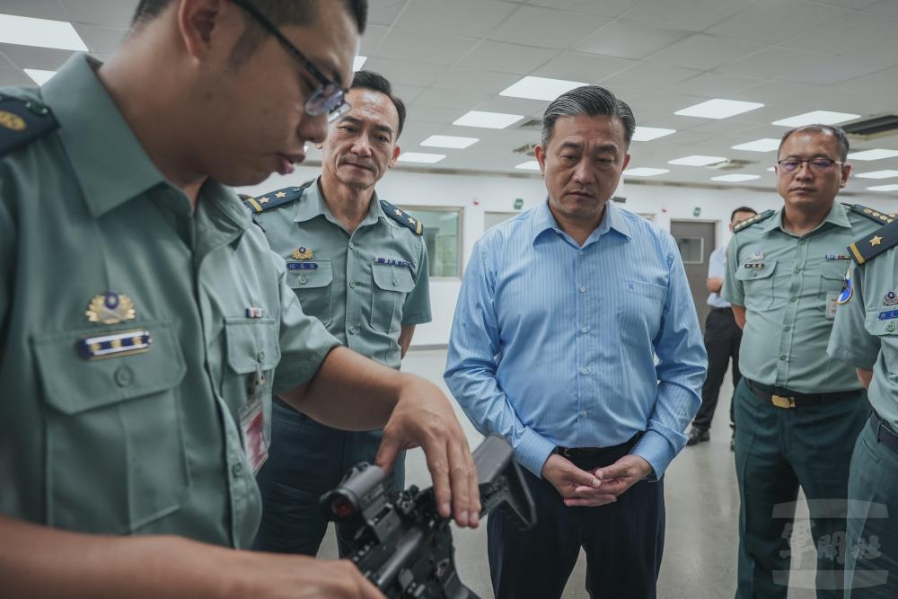 王委員一行瞭解新式裝備功能與應用。（軍聞社記者陳傳奇攝）