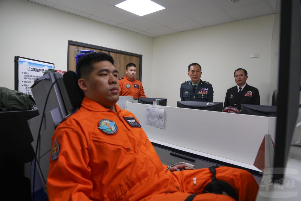 鍾副部長視導抗G訓練評估儀操作實況。（軍聞社記者林澤廷攝）