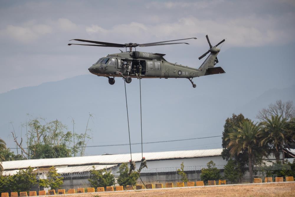 陸航與特戰部隊擔任假想敵，演練敵直升機滯空實施突擊隊員繩降。（軍聞社記者王進福攝）
