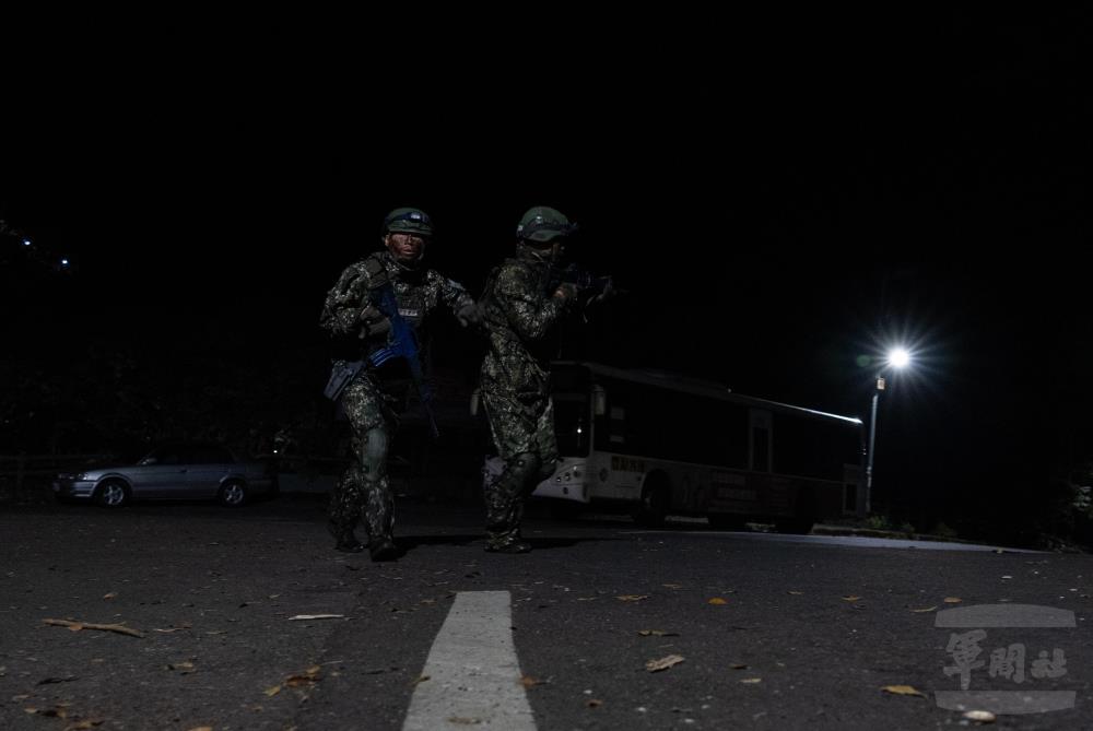 火支組前往警戒並佔領制高點。（軍聞社記者李恬恬攝）