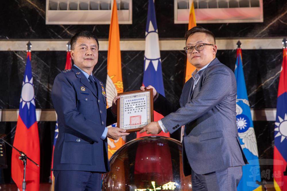 黃康家獲「設計類軍事模型設計項」優選獎，由空軍鄭司令頒發證書。（軍聞社記者王進福攝）