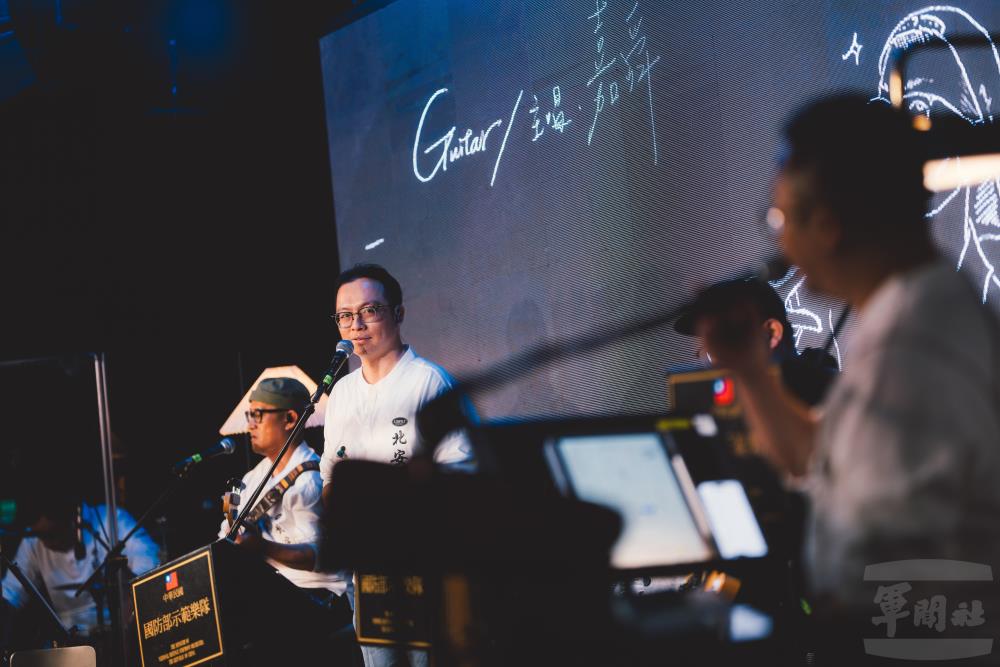 過程中團員以幽默的口吻對談並與觀眾分享生活故事。（軍聞社記者文仁攝）