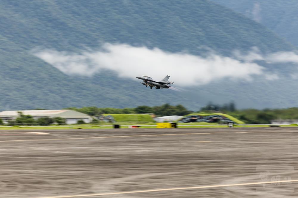 F-16戰機完成油料整補，迅速升空。（軍聞社記者李恬恬攝）