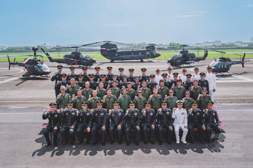 陸軍航空特戰指揮部舉行飛訓部「飛行軍官班76期結訓典禮」。(陸軍飛訓部提供) 陸軍航空特戰指揮部舉行飛訓部「飛行軍官班76期結訓典禮」。(陸軍飛訓部提供)