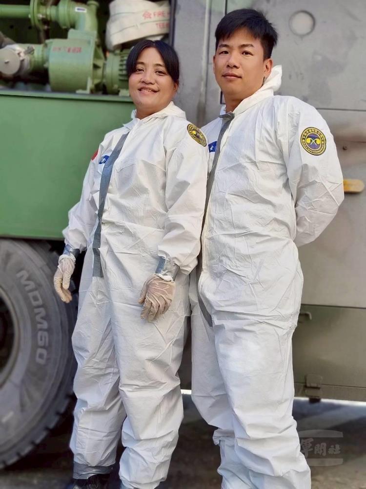 39化學兵群偵消營張隆輝上士與煙幕營蔡淑珍上士，共同投入災後復原任務。（第四作戰區提供）