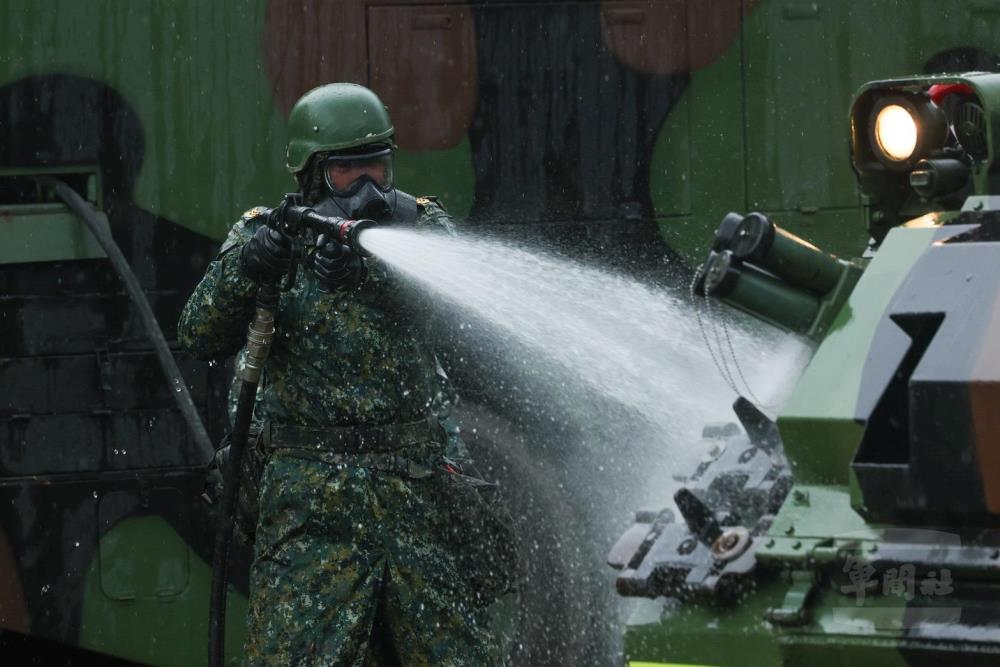 官兵進行車輛消除作業。（青年日報提供）