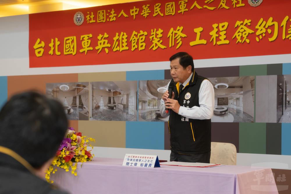 軍友社簡士偉秘書長說明英雄館現況及未來目標。（軍聞社記者文仁攝）