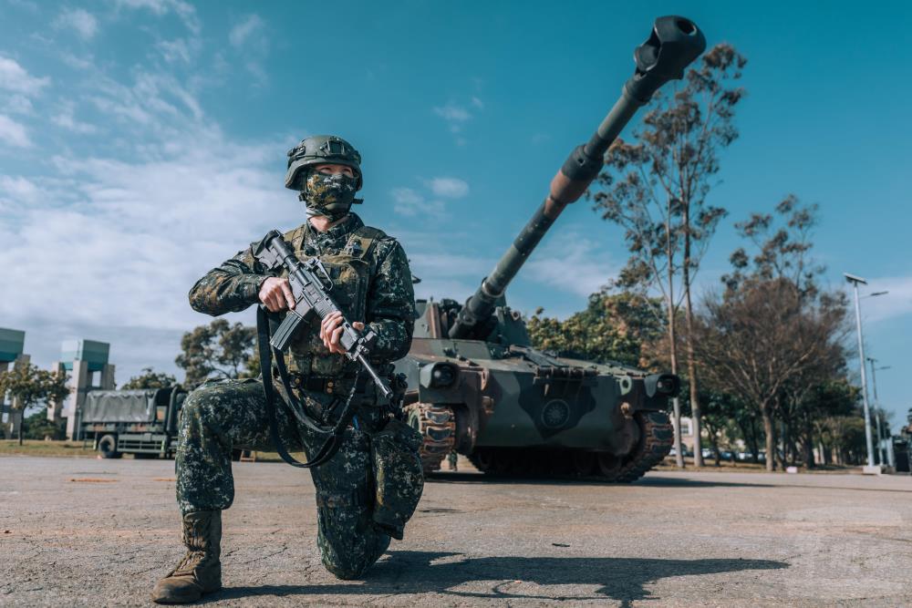 官兵在佔領陣地期間實施警戒，確保任務遂行。（青年日報記者陳怡璿攝）