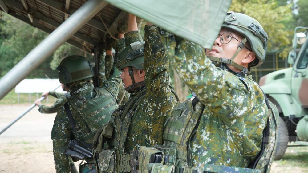 參演官兵執行裝備檢整，確保任務執行順利。（陸軍司令部提供）