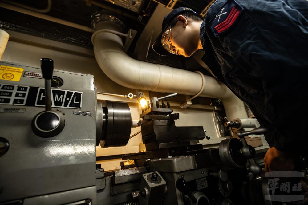 官兵執行車床作業。（軍聞社記者王茗生攝）