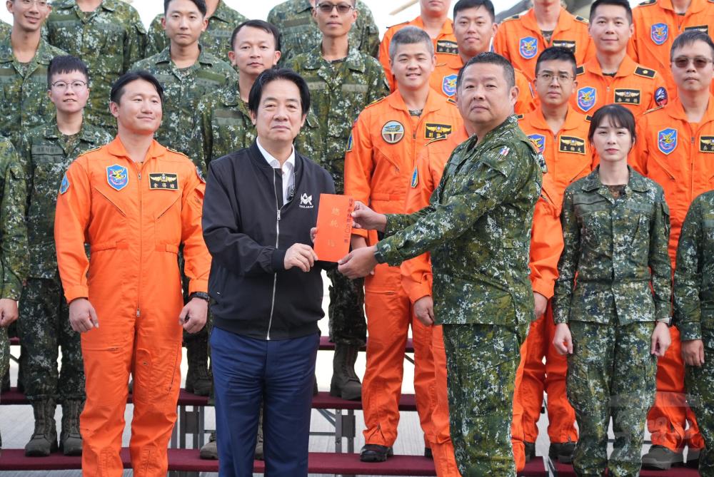 賴總統頒發加菜金。（軍聞社記者呂尚俞攝）