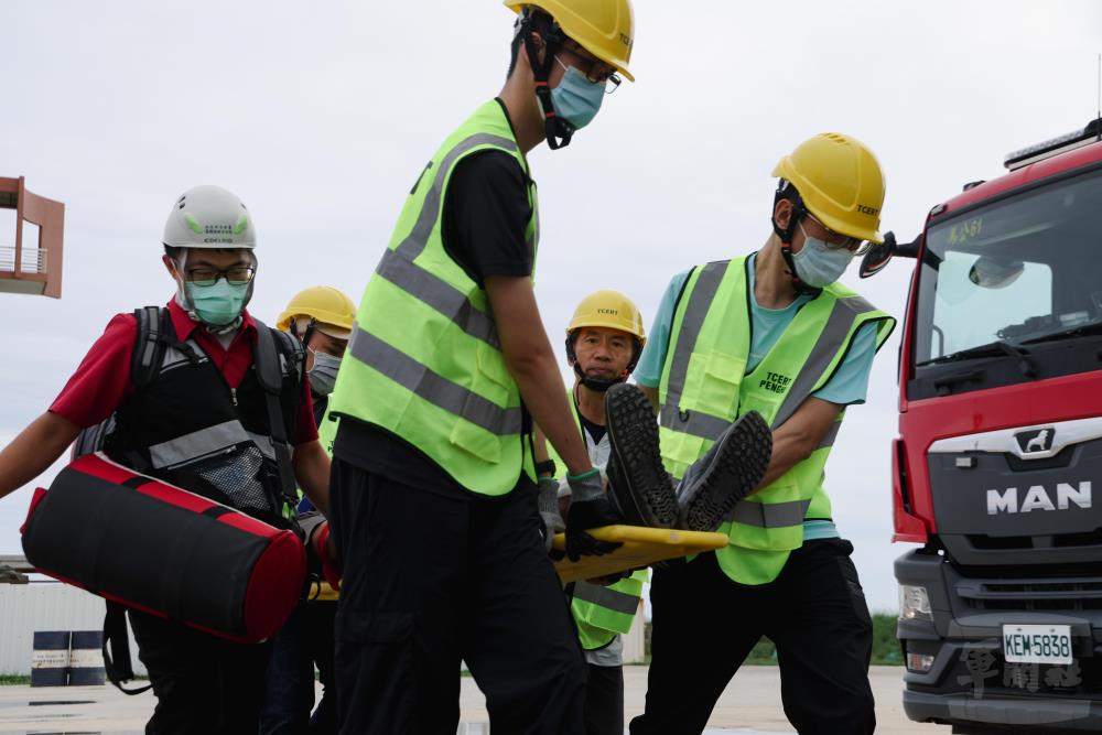 T-CERT(民間自主緊急應變隊)參與關鍵基礎設施遭破壞搶救演練。(軍聞社記者李恬恬攝) T-CERT(民間自主緊急應變隊)參與關鍵基礎設施遭破壞搶救演練。(軍聞社記者李恬恬攝)