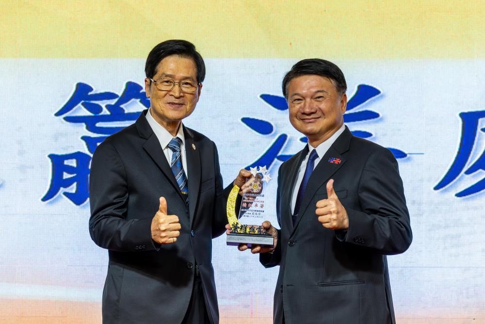 嚴主委表揚績優榮欣志工，並頒贈紀念獎座。（軍聞社記者蔡枋澐攝）