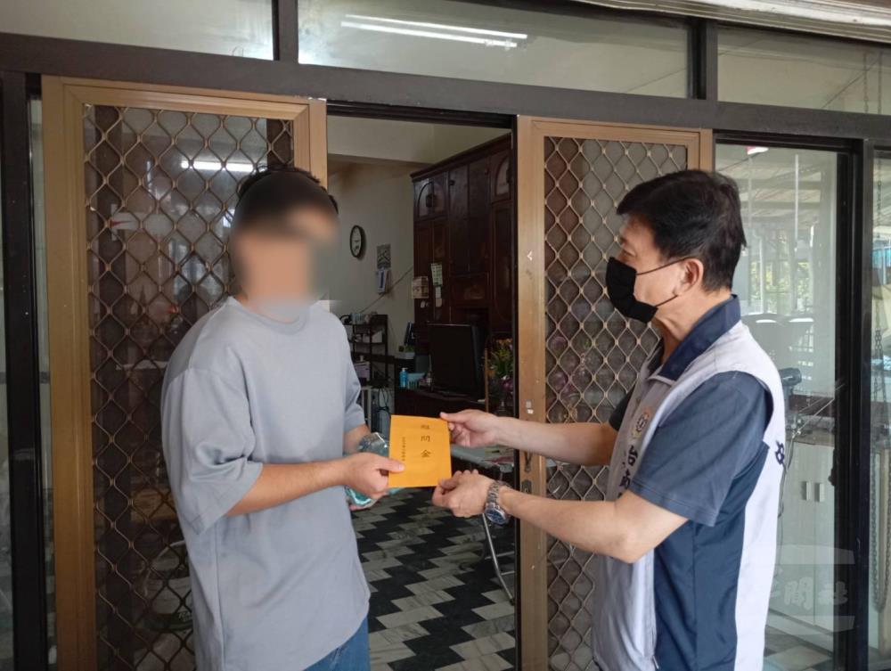 臺南市軍人服務站站長劉可雲代表軍友社前往弔唁關懷並致贈慰問金。（臺南市軍人服務站提供）