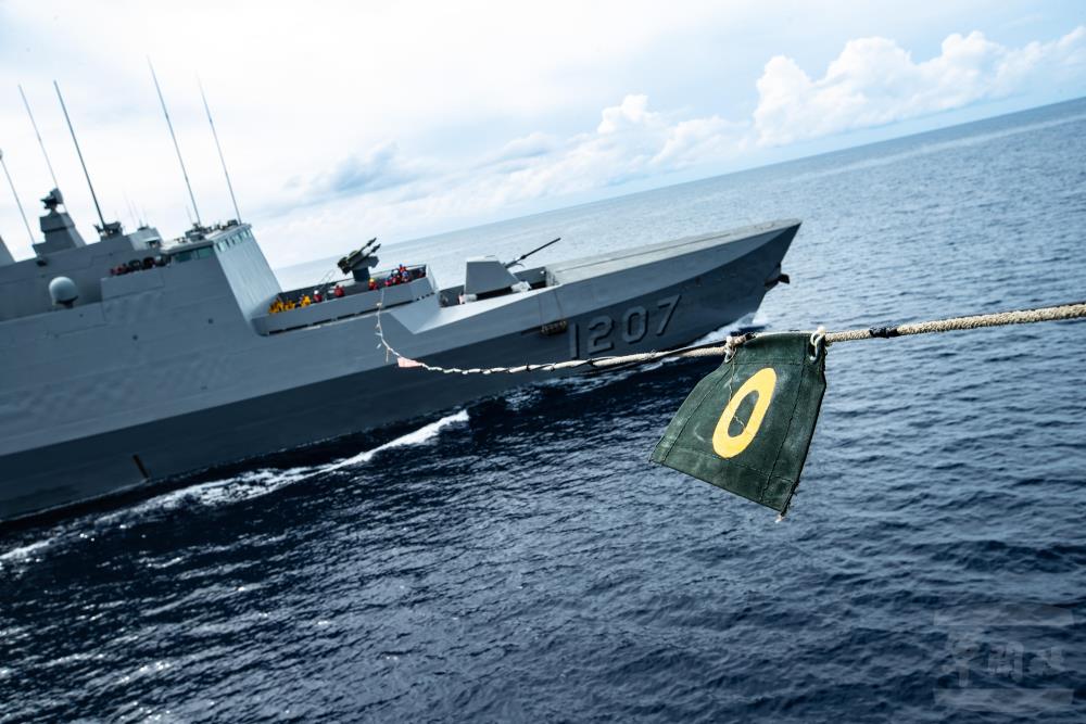 加油過程需緊盯兩艦間距。（軍聞社記者王茗生攝）