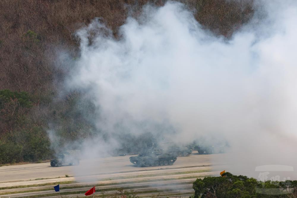 煙幕排發煙掩護戰車脫離。（軍聞社記者林澤廷攝）