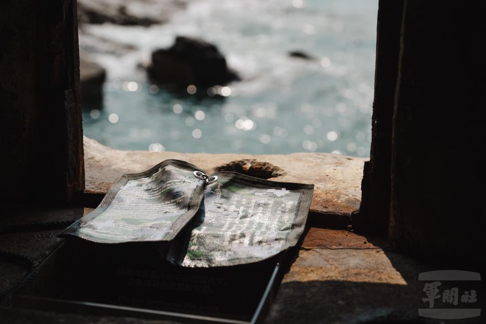 《家書》在水的浸潤下，文字將逐漸浮現。（軍聞社記者呂尚俞攝）