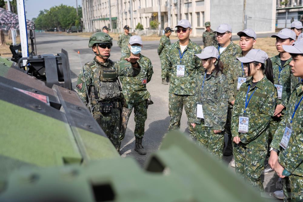 教官針對陸軍各式主戰裝備進行詳細介紹。（軍聞社記者林庭暉攝）
