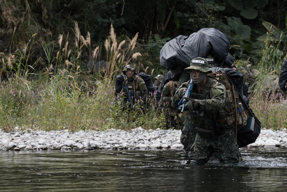突擊兵學員沿河床滲透進入上游目標區。（軍聞社記者李恬恬攝）