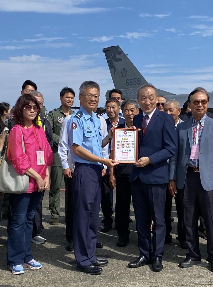 空軍第七聯隊致贈感謝狀。（軍友社提供）