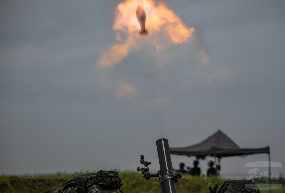 砲彈發射瞬間。（軍聞社記者吳柏融攝）