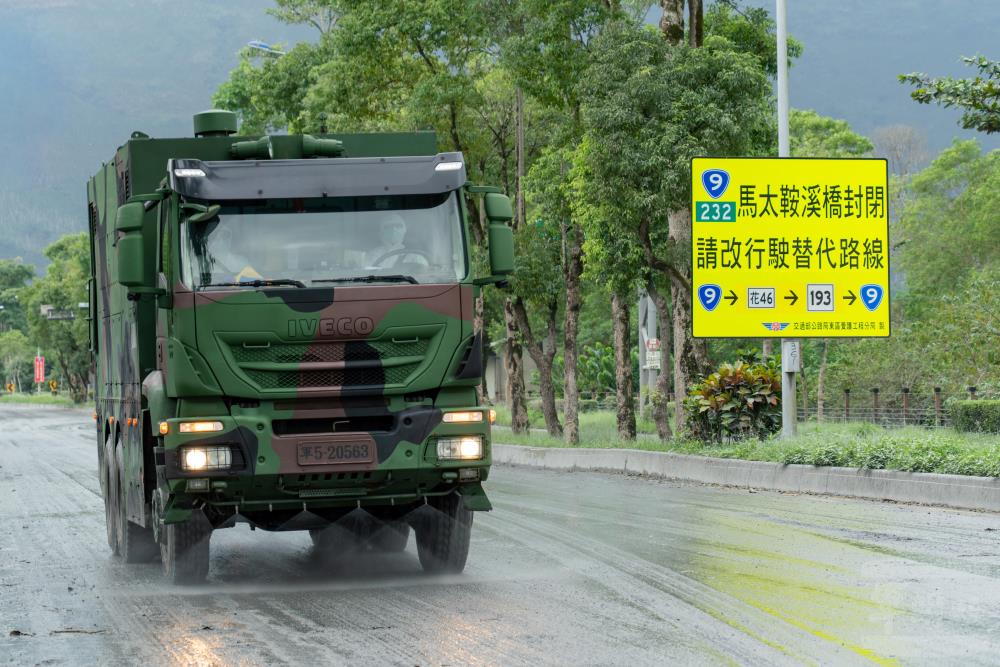 MD-105重型消毒車執行環境清消。（軍聞社記者薛皓文攝）