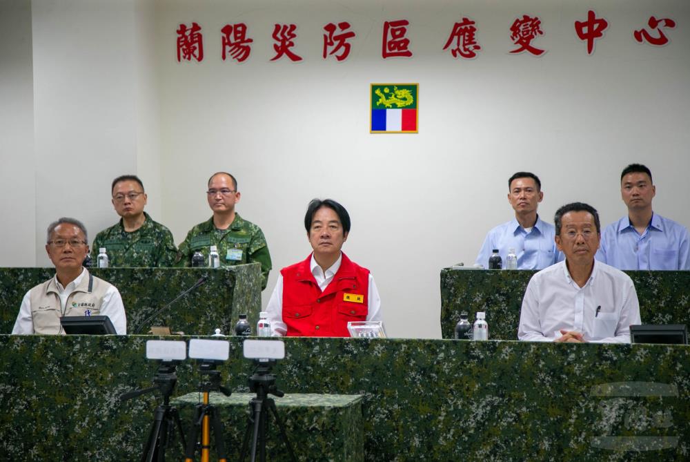 賴總統聽取災防整備簡報。（軍聞社記者侯凱議攝）