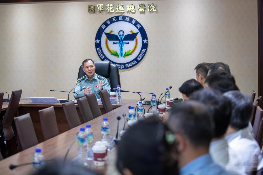 鍾副部長於國軍花蓮總醫院提出工作指導。（軍聞社記者王進福攝）