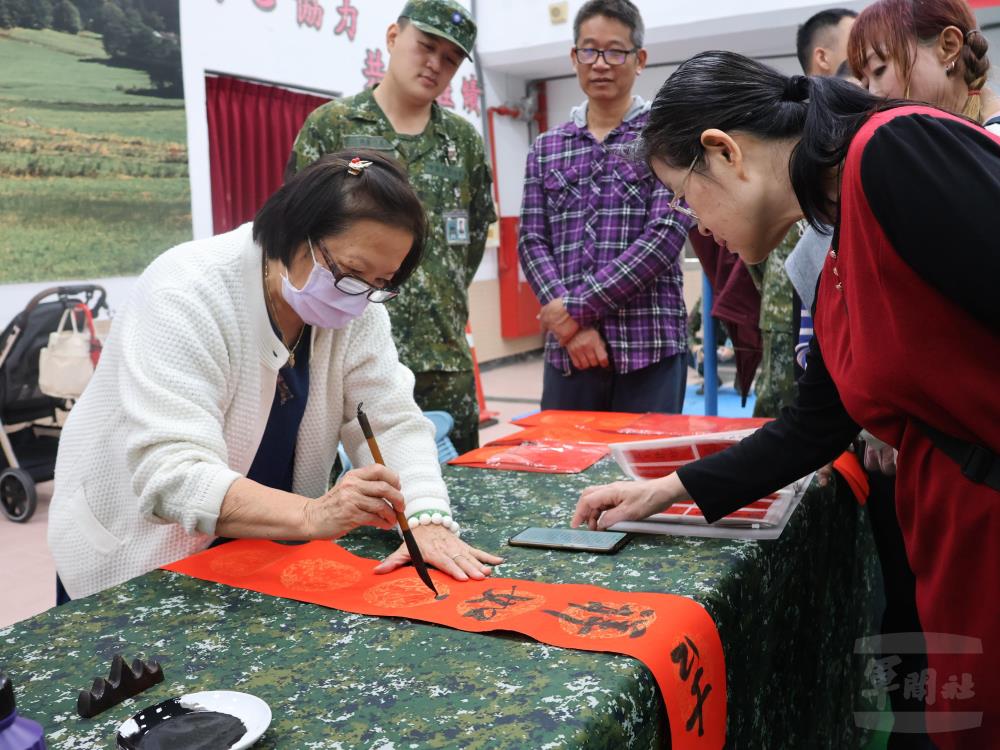 陸軍54工兵群邀請書法名家現場揮毫，為官兵書寫春聯、傳遞新春祝福。（54工兵群提供）
