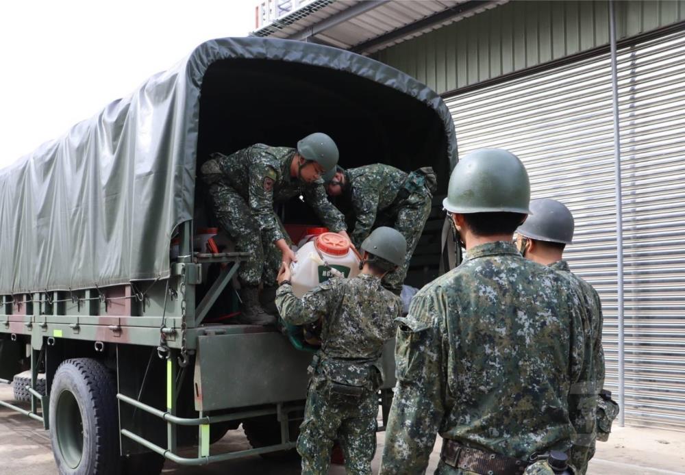 計畫於清淤完成後，投入化學兵執行環境消毒。（第四作戰區提供）