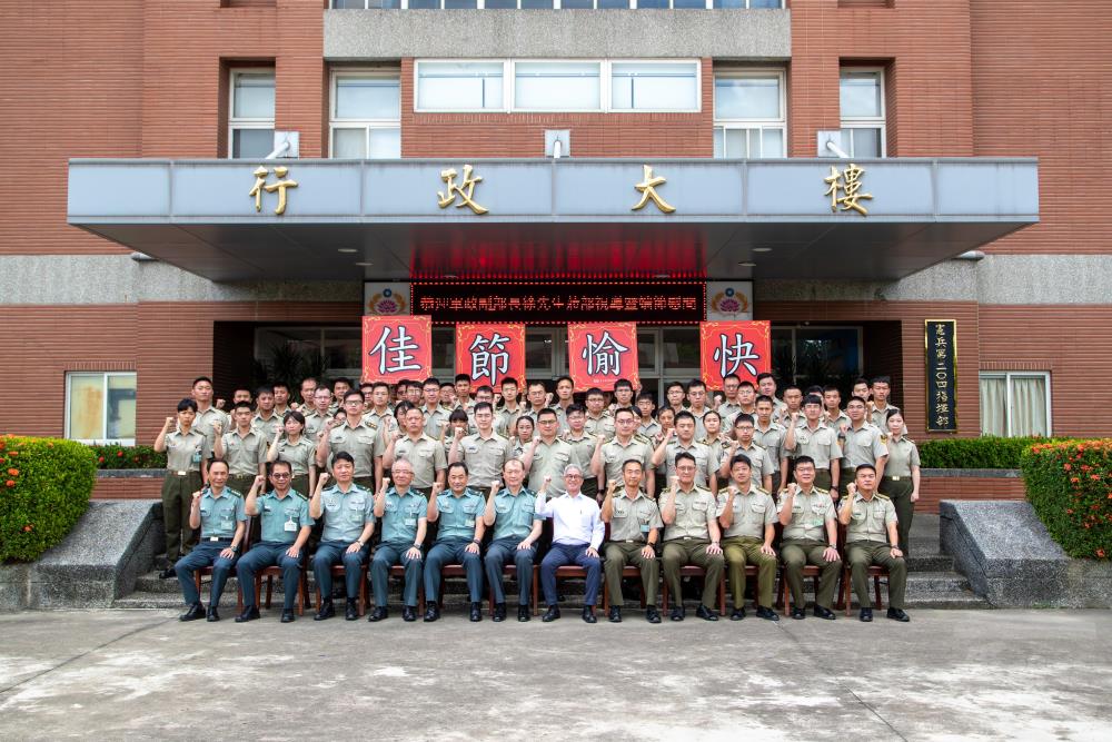 徐副部長與憲兵204指揮部同仁合影。（軍聞社記者王進福攝）
