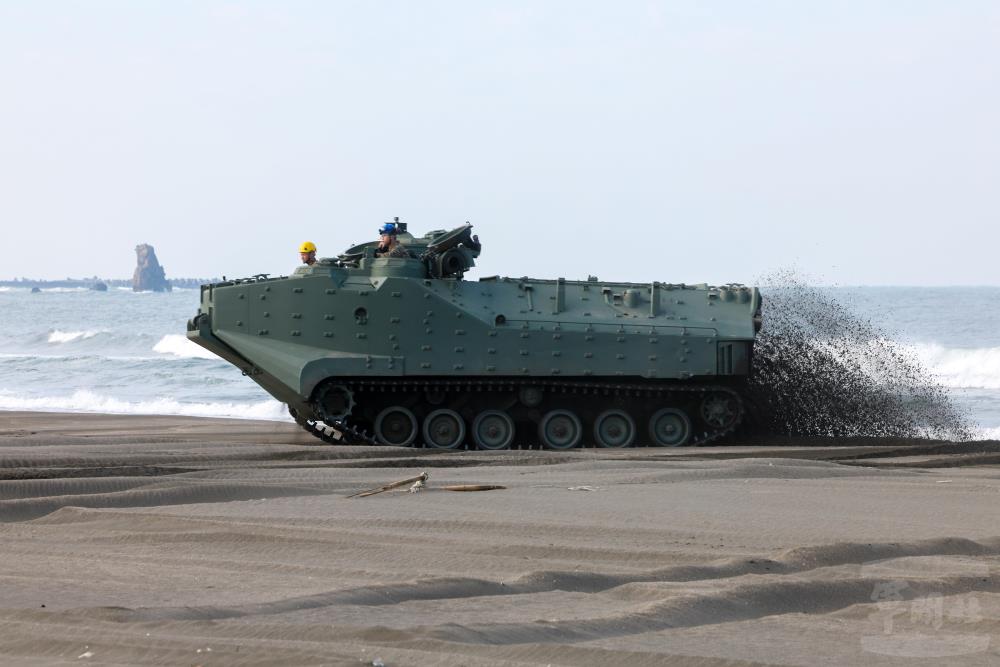 AAV7兩棲登陸突擊車，無論水中、陸地都能快速機動。（軍聞社記者蔡枋澐攝）