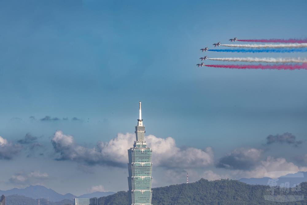 勇鷹高教機施放藍白紅三色彩煙飛過臺北101上空。（軍聞社記者吳柏融攝）